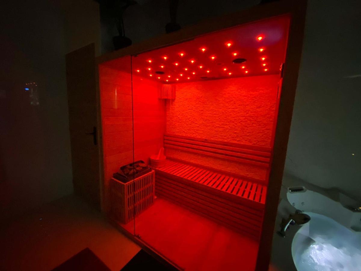 Capsule Egypte - Jacuzzi - Sauna - Billard - Netflix & Cinema - Nintendo Switch & Jeu - Apartment Crespin (Nord)